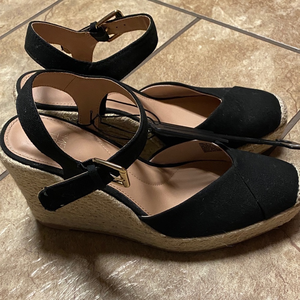 Women's Black Espadrille Size 8 Wedges NWOT